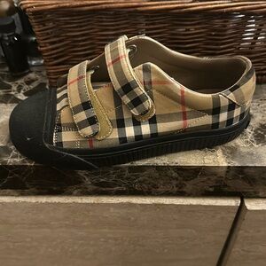 Eur 34-US 2y there is no box . It’s negotiable only wore twice still brand new